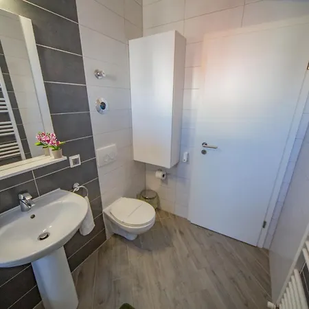 Alezi Apartment *
